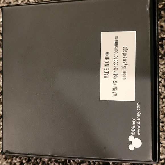 NIB Minnie Mouse earrings - Picture 4 of 4